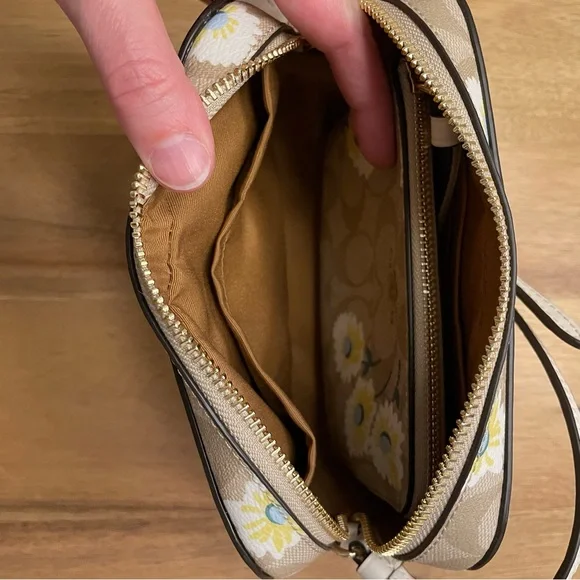 Coach Set Camera Bag & Wristlet!! NWT signature pattern with daisy accents! - Picture 9 of 15